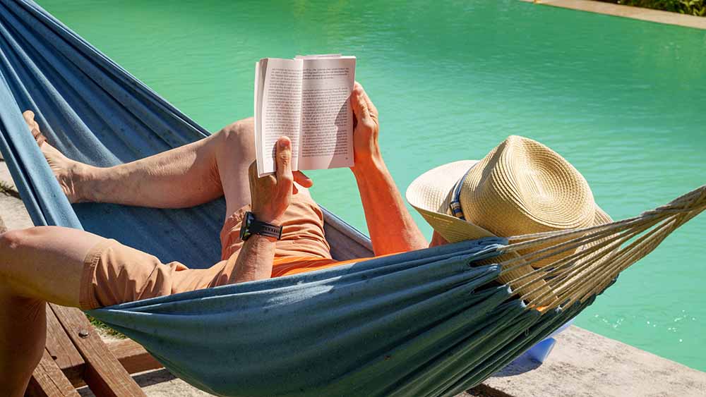 Auch wenn das Sommerwetter noch auf sich warten lässt: Urlaubszeit ist Lesezeit