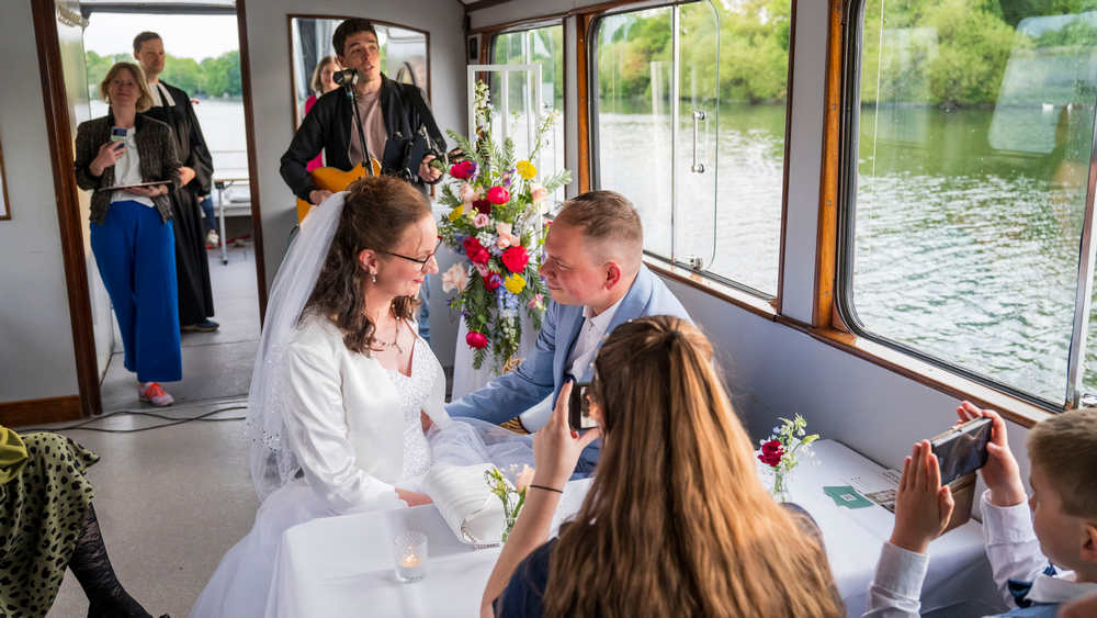 Beim evangelischen Kirchentag in Hannover konnten Verliebte spontan auf dem Maschsee heiraten