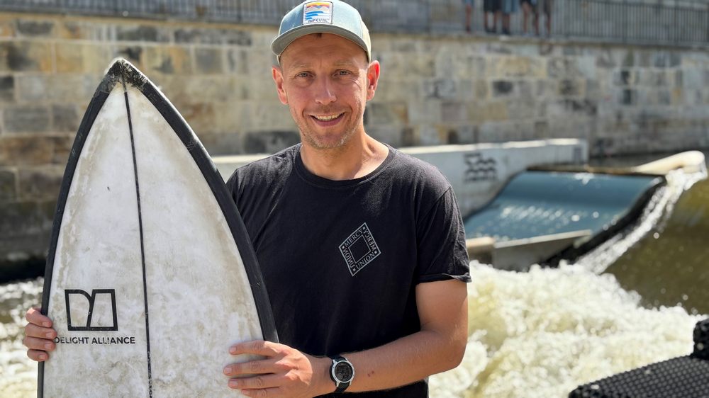 Man sieht die Gischt und riecht das aufschäumende Wasser: Pastor Peter-Christian Schmidt mit seinem Surfbrett an der Leinewelle in Hannover