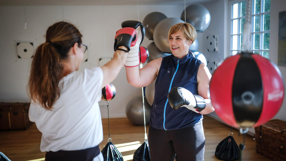 Nicht zurückweichen: Boxtherapeutin Petra Kowalkowski (re.) trainiert mit Luise Schmidt (Name geändert)