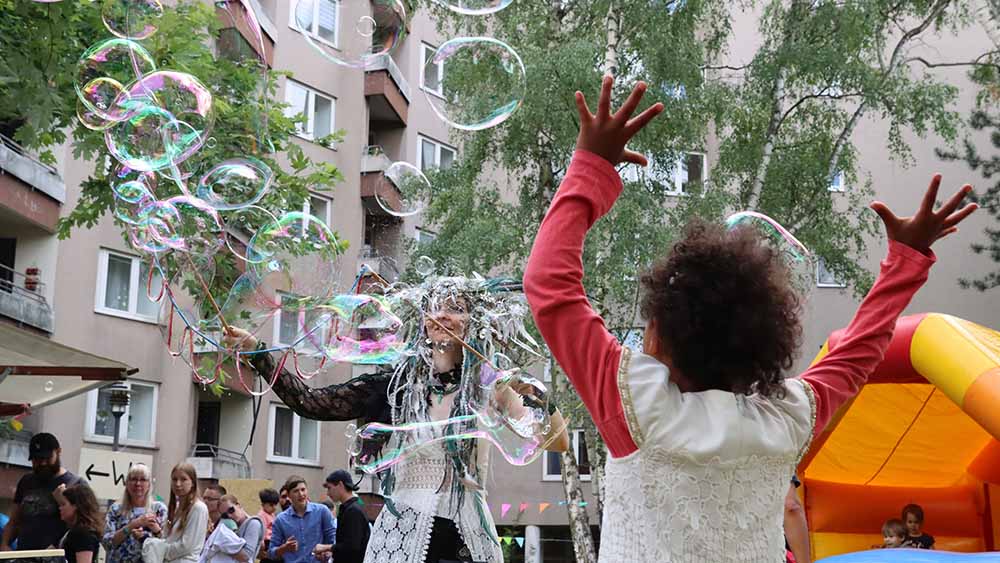 Riesenseifenblasen begeistern die jungen Besucherinnen und Besucher beim Sommerfest der Berliner Stadtmission 