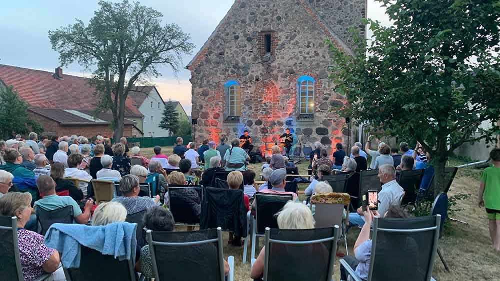 Ein Konzertabend mit Lichteffekten vor der künftigen HerbergskircHohenseefeld erfreute vor Kurzem die Gäste.  