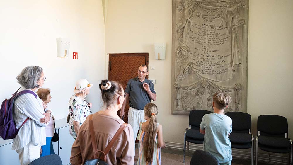 Friedemann Düring übersetzt für die Besucherinnen und Besucher den Wortlaut eines Epitaphs