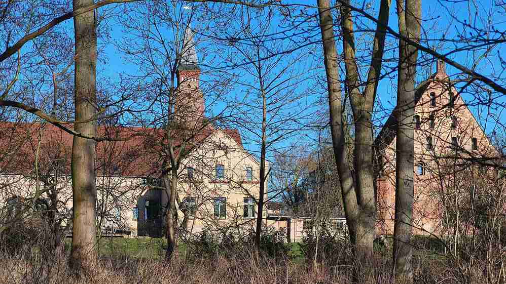 Blick auf das ökumenische Pilgerkloster Tempzin und die dahinter liegende Klosterkirche.  