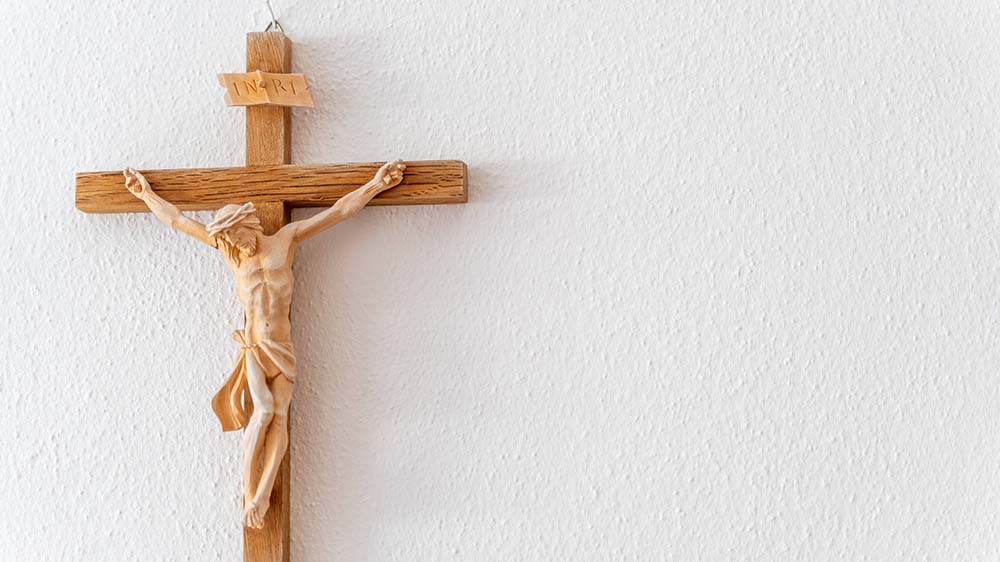 Ein Kruzifix im Eingangsbereich einer staatlichen Schule? Das verstößt gegen die Religionsfreiheit, urteilt der Bayrischer Verwaltunsgerichtshof