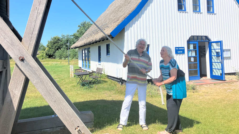 Der 88-jährige Berliner Pastor in Ruhe, Klaus Grammel, hier mit seiner Ehefrau Leonore in Neuendorf auf Hiddensee, ist jedes Jahr als Kurpastor auf der Ostseeinsel zu Gast
