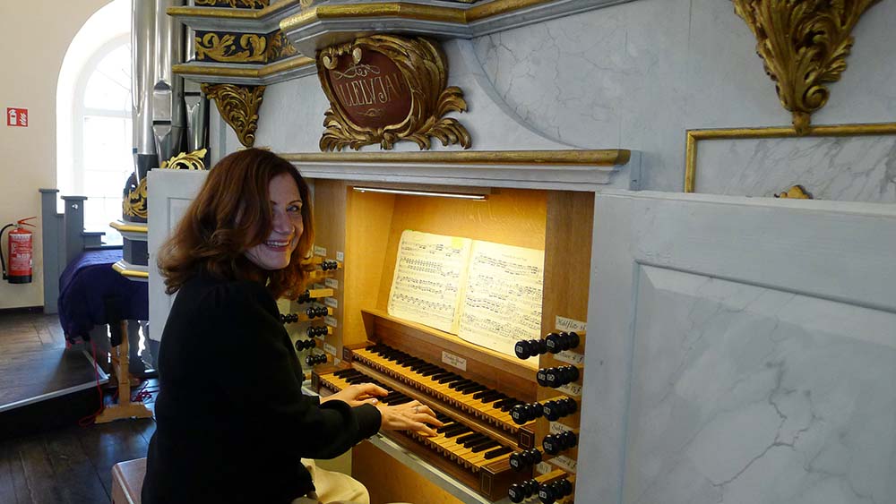Seit ihre Beine lang genug waren, um die Pedale der Orgel zu erreichen, spielt Christiane Scheetz bereits das Instrument