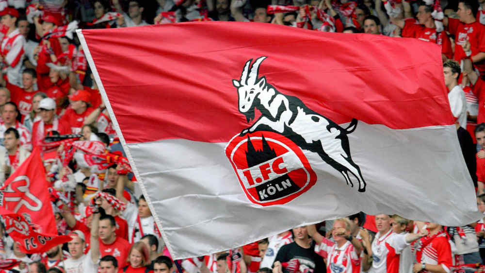 Fußballfans im Müngersdorfer Stadion in Köln feiern ihre Mannschaft