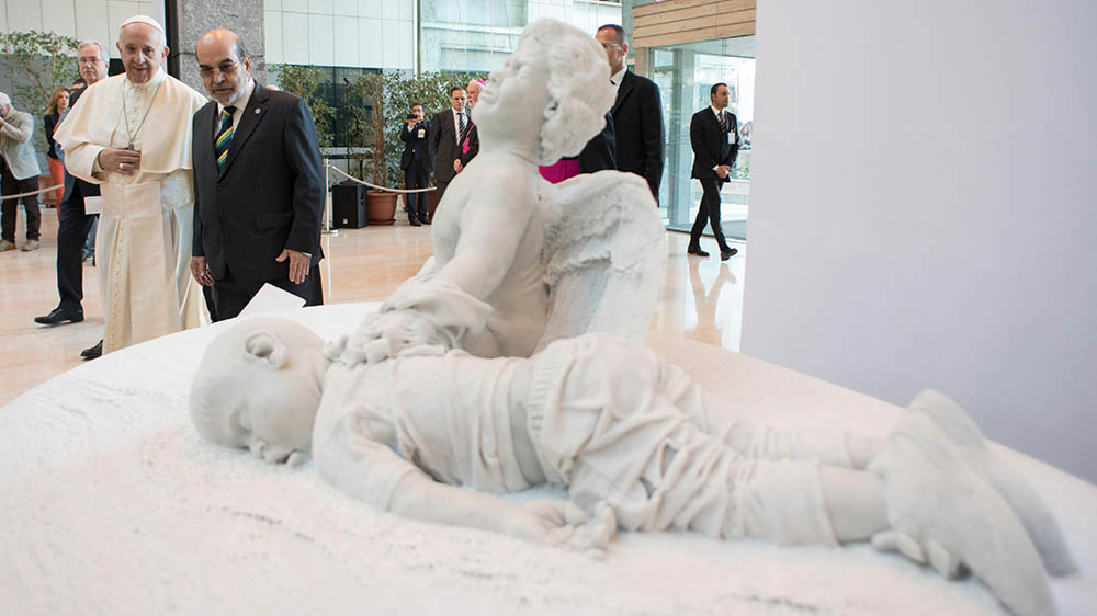 Papst Franziskus enthüllt am Welternährungstag 2017 in Rom eine lebensgroße Statue von Aylan Kurdi, die an Flüchtlingstragödien im Mittelmeer erinnert