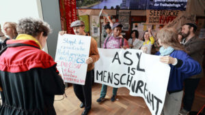 Nachgestellte Demonstrationsszene, mit der das Museum kontroverse Debatte um Asyl und Migration aufnimmt