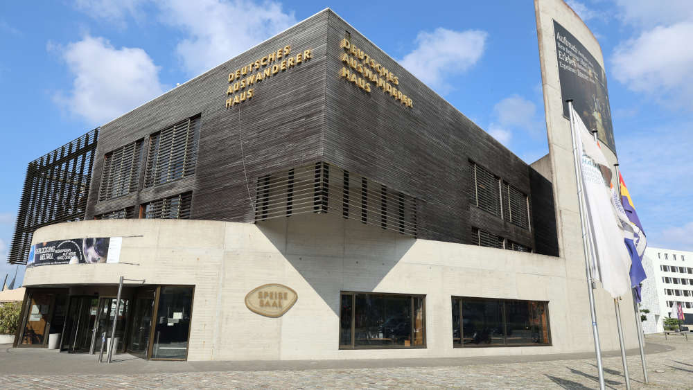 Mehr als sieben Millionen Menschen sind seit 1830 über Bremerhaven nach Amerika ausgewandert. Das Deutsche Auswandererhaus greift ihre Lebensgeschichten und viele Facetten der Migration auf