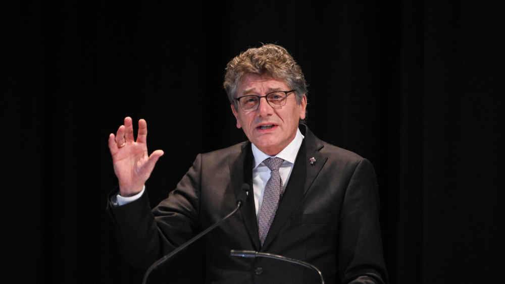 Bischof der Evangelischen Landeskirche in Württemberg, Ernst-Wilhelm Gohl, gedenkt in einem ökumenischen Gottesdienst der Opfer des Zugunglücks von Riedlingen (Archivbild)