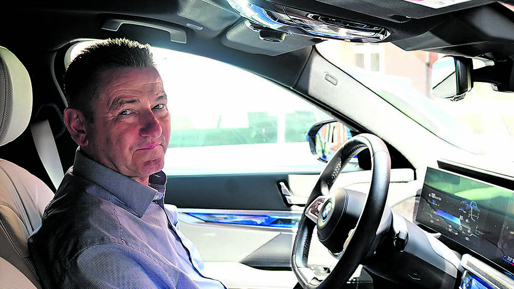 Johnny Weißmüller im Gespräch über seinen Alltag als Bischofsfahrer – zwischen Fahrten, Ruhepausen und dem fahrenden Büro des Bischofs