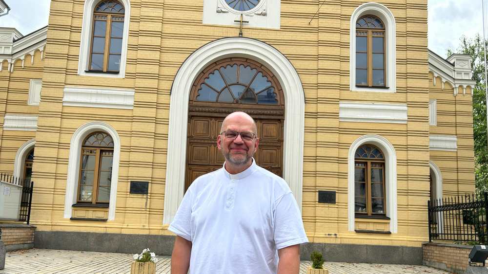 Bruder Franziskus aus dem Berliner Rogate-Kloster vor der Kirche St. Katharina in Kiew