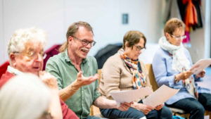 Chorgruppe diskutiert in einer Gesprächsrunde