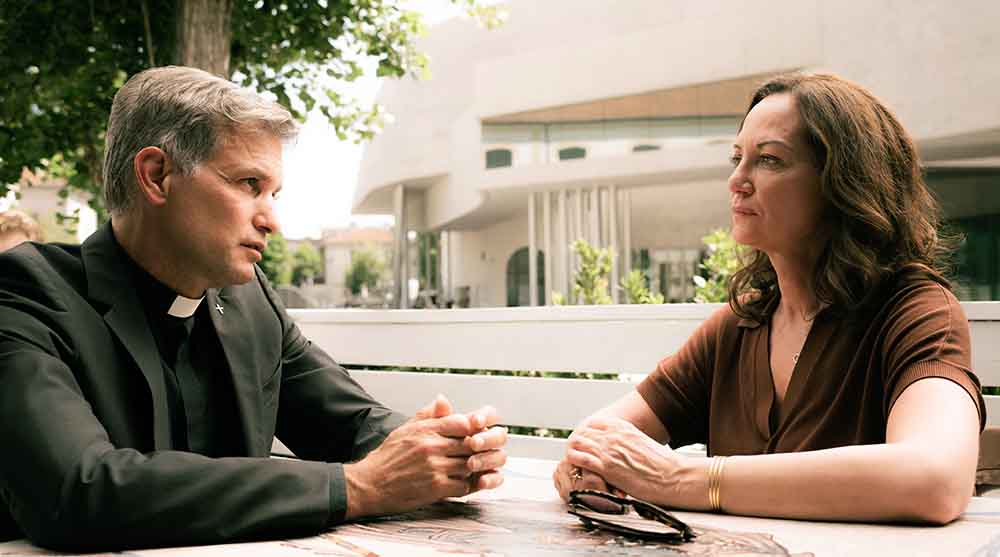 Professor Martin (Luca A. Zamperoni, li.) spricht mit der Diplomatin Karla Lorenz (Natalia Wörner, re.) über die Missstände im Orden
