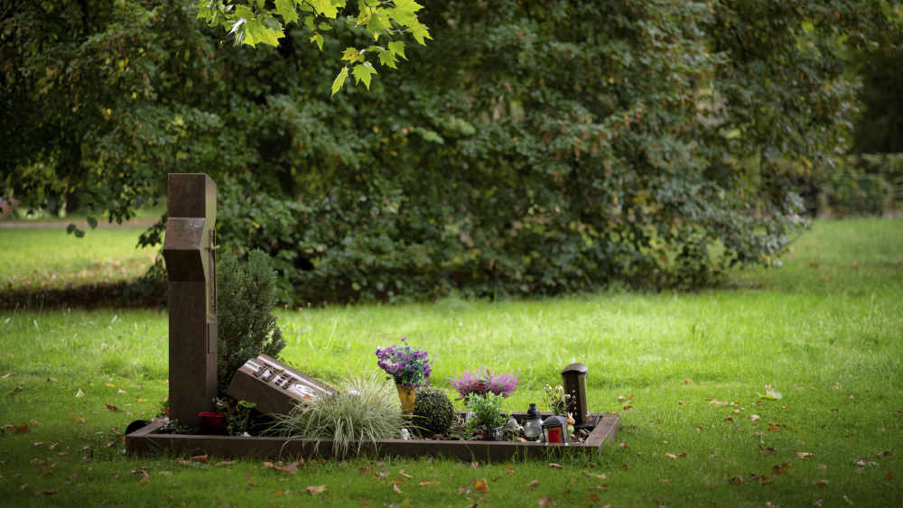 Klassische Gräber weichen Urnen und Waldbestattungen