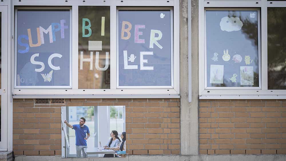 In der Erstaufnahmeeinrichtung wird Deutsch an einer kleinen Schule unterrichtet
