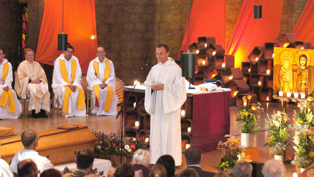 Frère Alois hält am 23. August 2005 in der Versöhnungskirche der Gemeinschaft in Taizé, Zentralfrankreich, den Trauergottesdienst für Frère Roger Schütz, den Führer der ökumenischen Gemeinschaft von Taizé
