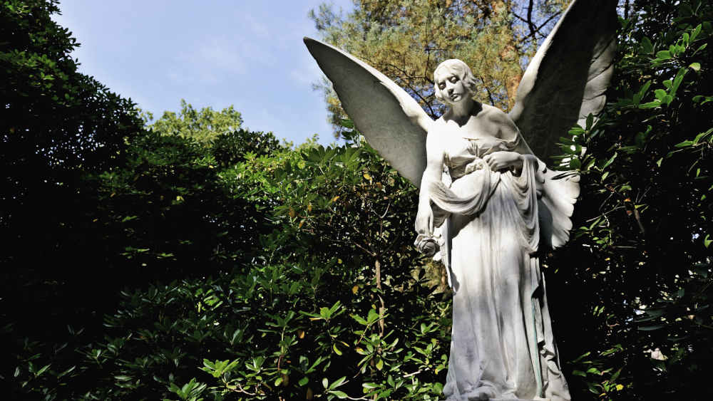 Historische Engelsstatue auf dem Ohlsdorfer Friedhof in Hamburg