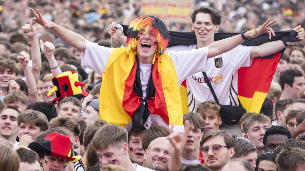 Fußballfans sind laut einer Umfrage glücklicher als Nicht-Schauer