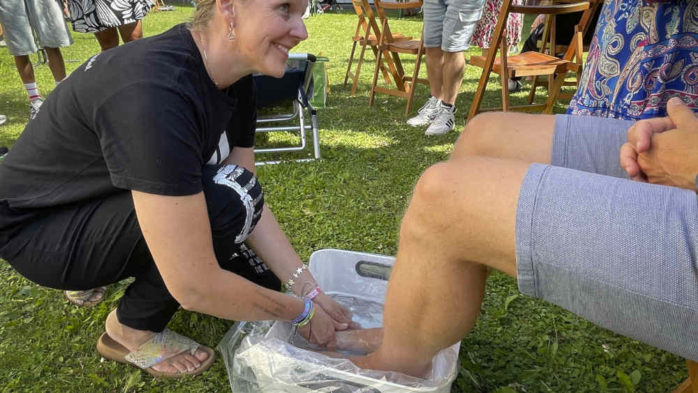 Die Idsteiner Pfarrerin Daniela Opel-Koch während der Fußwaschung