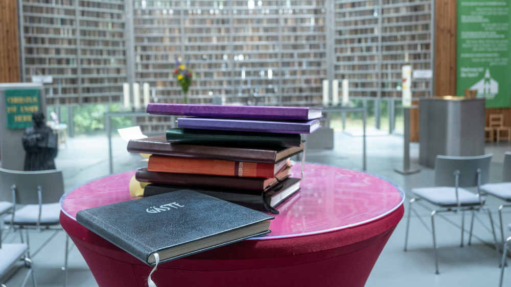 Image - Briefkästen Gottes – Was Gästebücher in Kirchen erzählen