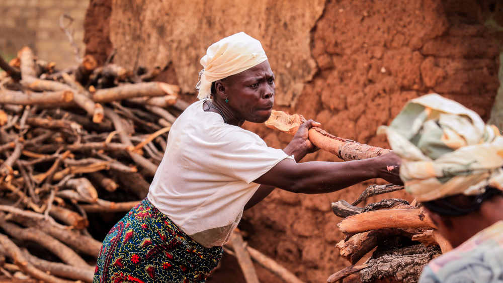 Eine Frau arbeitet in einem Dorf in Ghana (Archivbild)