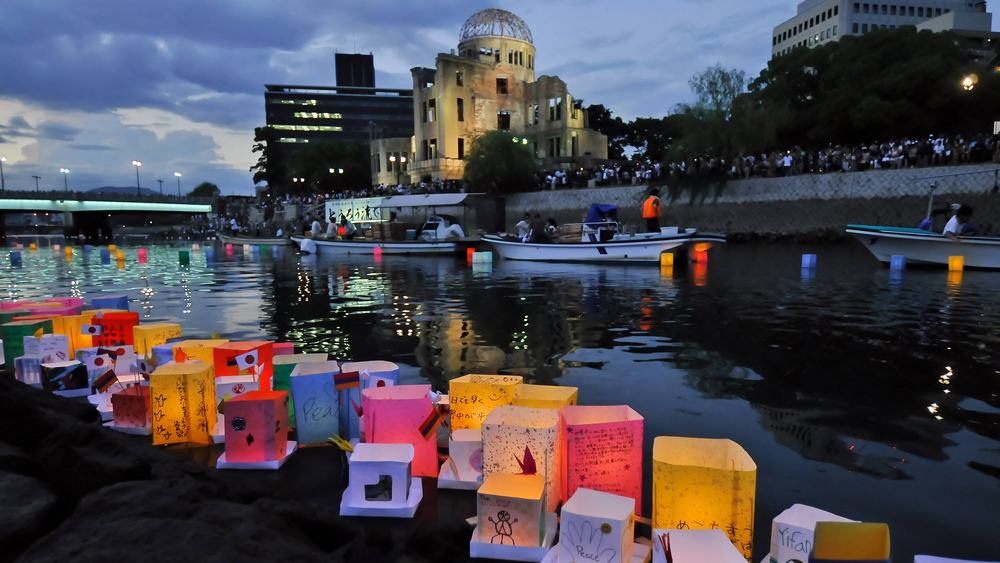 Kerzen brennen zum Gedenken vor dem Friedensdenkmal von Hiroshima (Archiv)