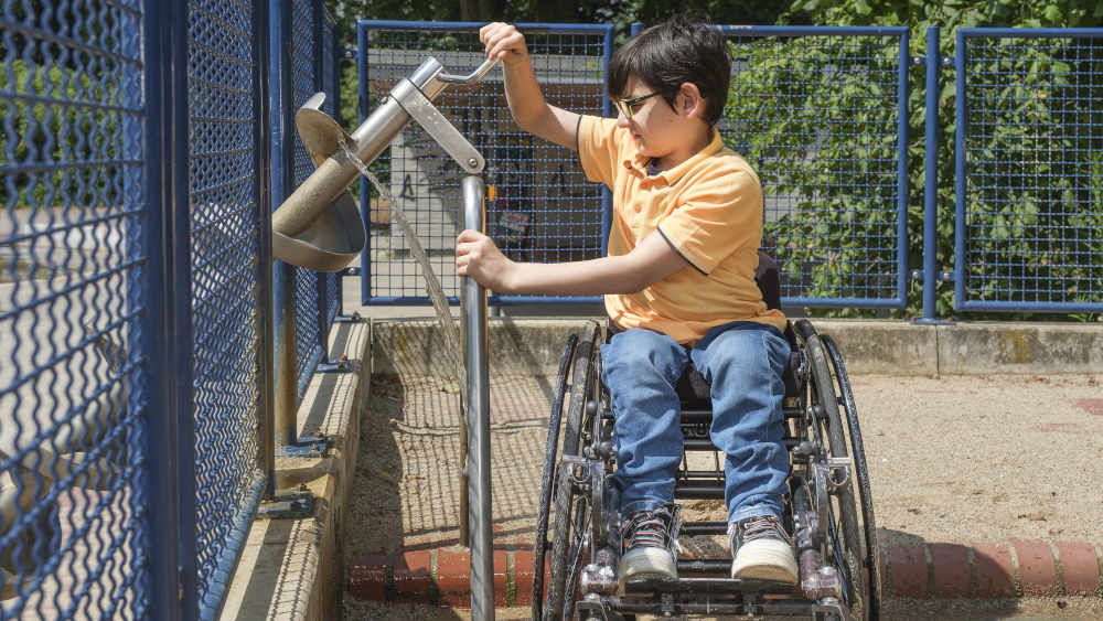 Metin Cürünay auf dem Wasserspielplatz im Düsseldorfer Zoopark