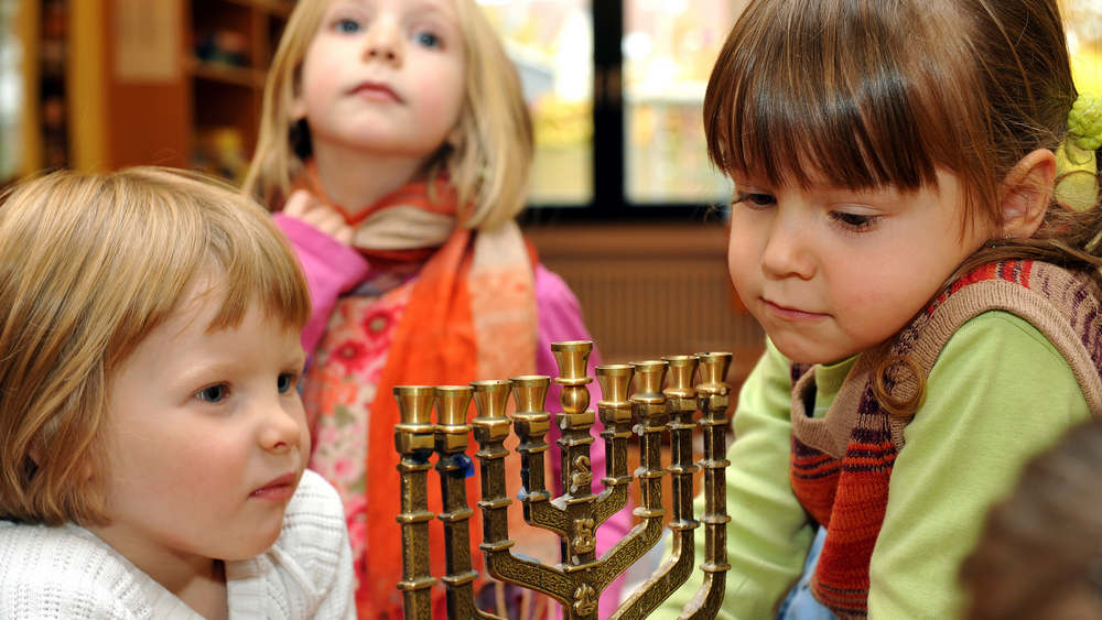 Am Israelsonntag setzen sich Gemeinden mit ihren jüdischen Wurzeln auseinander. Auch die Kinder sollen lernen.