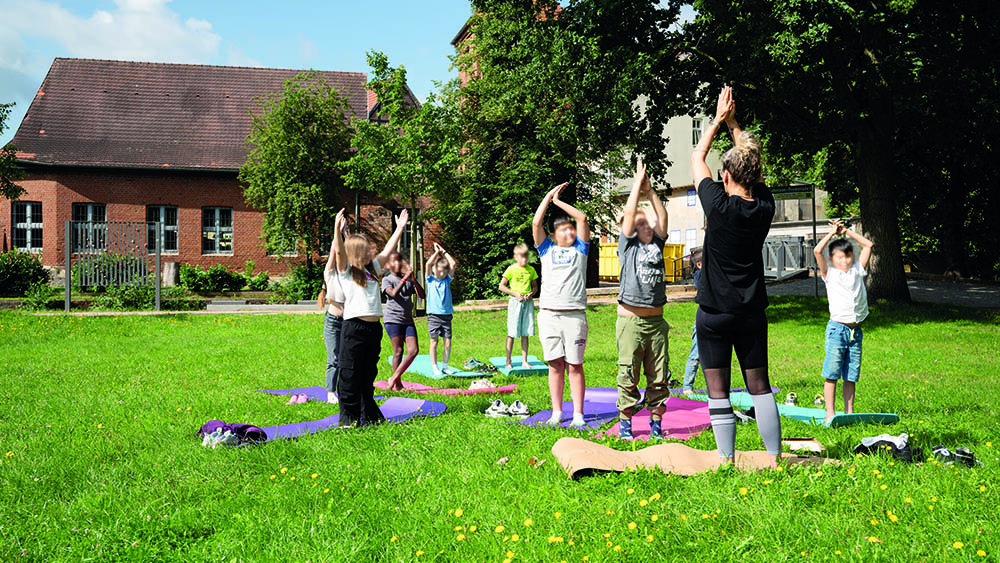 Kinder der Sommerschule in Perleberg beim Yoga
