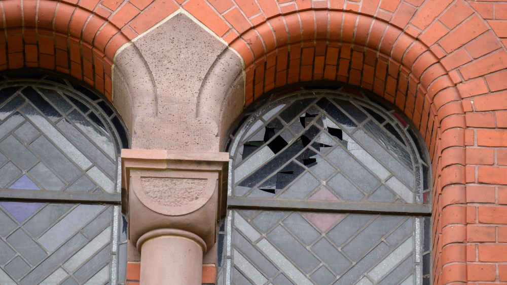 Spuren von Vandalismus am Katernberger Dom in Essen