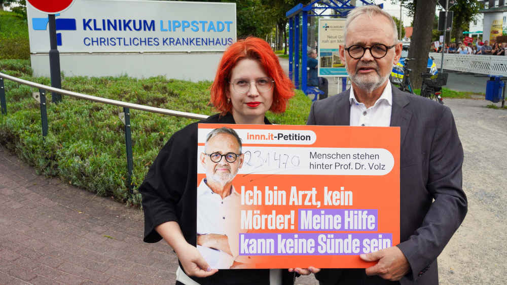 Chefarzt Joachim Volz (re.) und Politikerin Sarah Gonschorek (li.) bei der Demonstration vor der Gerichtsverhandlung in Lippstadt (Archivbild)