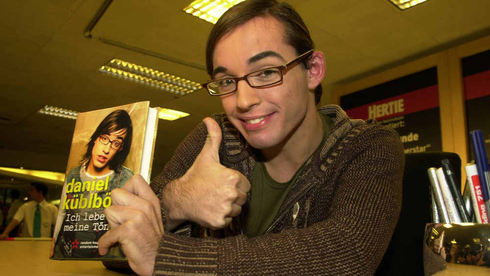 Sänger Daniel Küblböck stellt 2003 sein Buch "Ich lebe meine Töne" vor