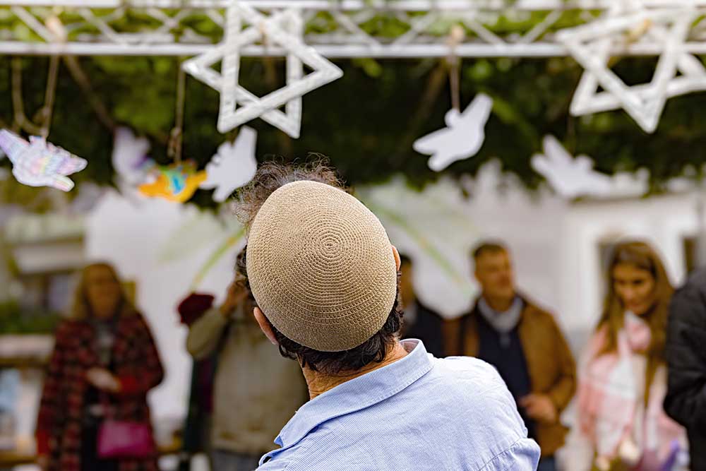 Davidssterne und Friedenstauben bei einem jüdisch-christlichen Laubhüttenfest