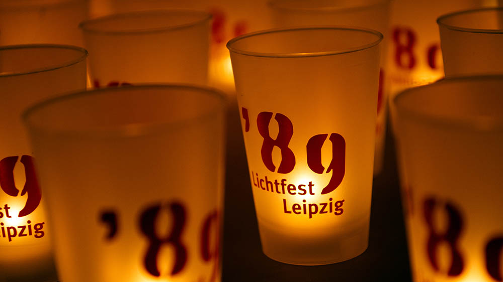 Beim Leipziger Lichtfest erinnert die Stadt an die Friedliche Revolution von 1989 – mit einem Lichtweg durch die Innenstadt und der Grundsteinlegung für das Freiheits- und Einheitsdenkmal auf dem Wilhelm-Leuschner-Platz