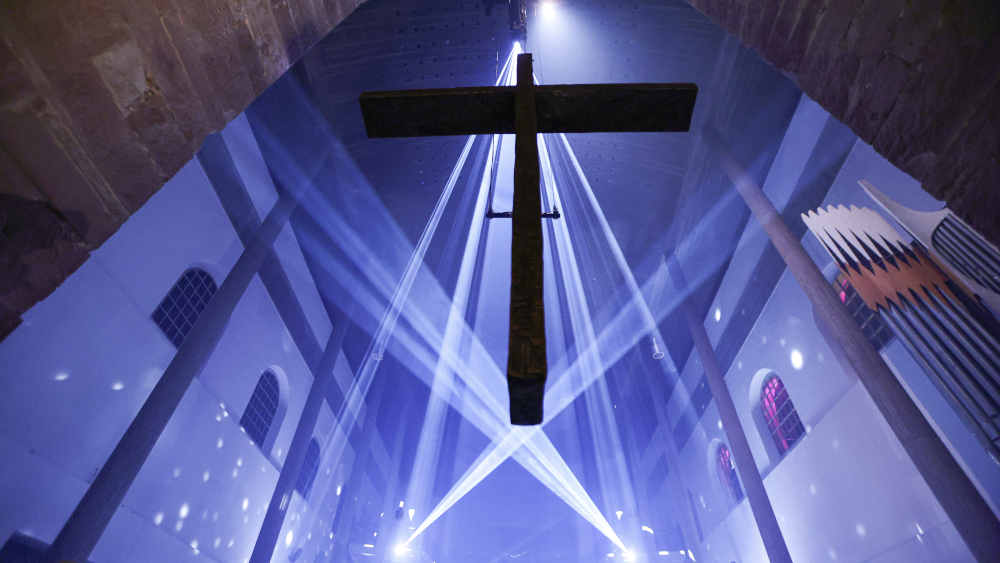 Das ungarische Künstler-Kollektiv "Maxin10sity" macht mit seiner begehbaren Installation "Stellar Sanctuary" das Kircheninnere zur Projektionsfläche