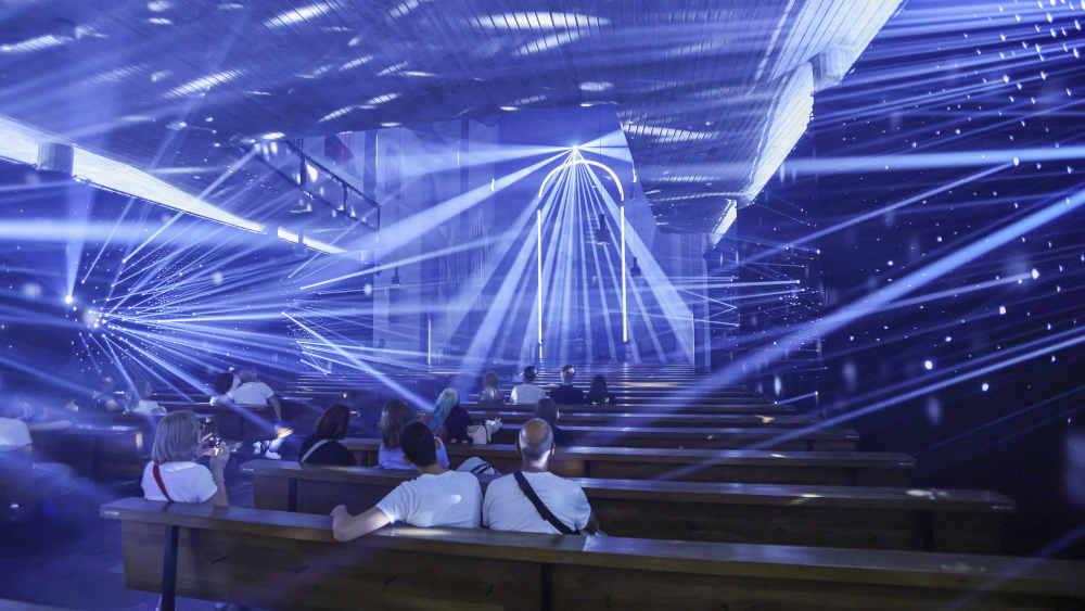 Lichtstrahlen verwandeln den Raum der evangelischen Stadtkirche Karlsruhe in ein Lichtermeer