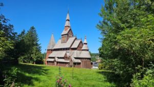 Eine Holzkirche steht im Wald