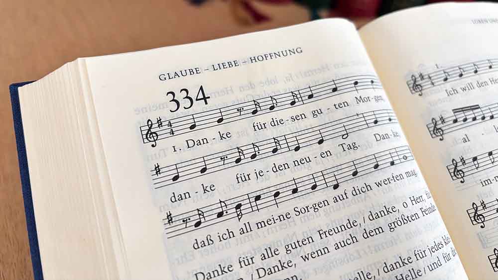 Das bekannte Kirchenlied, komponiert von Martin Gotthard Schneider, verfuehrt immer wieder zu Umdichtungen und Parodien