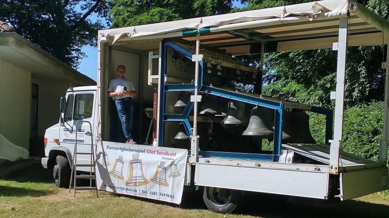 Olaf Sandkuhl hat sein Carillon auf einem LKW installiert und tourt durch die Lande