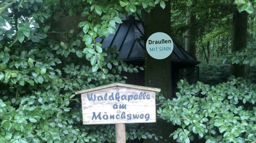 Leicht versteckt hinter Blättern mitten im Wald steht die kleinste Kapelle des Nordes