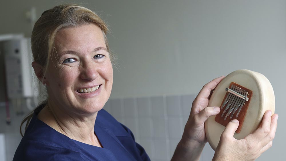 Musiktherapeutin Uta Jordan mit einem Kalimba-Daumenklavier im Westkuestenklinikum in Heide in Schleswig-Holstein