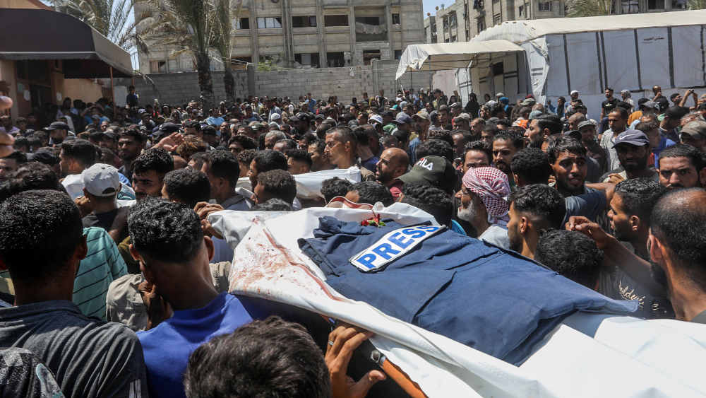 Abschiedszeremonie für vier Journalisten, die bei einem israelischen Angriff auf das Nasser Krankenhaus getötet wurden