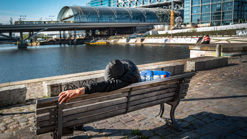 Nach Caritas-Präsidentin Eva Welskop-Deffaa müssen an Bahnhöfen sozialen Angebote für Obdachlose intensiviert werden