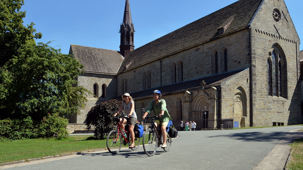 Zwei Radfahrer machen sich wieder auf den Weg. Sie haben eine Pause im Kloster Loccum eingelegt