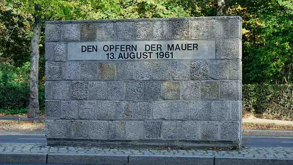 Kai Wegner und Vertreter aus Politik und Kirche erinnern an die Todesopfer der Mauer – im Fokus: Kinder, die an der Spree ertranken