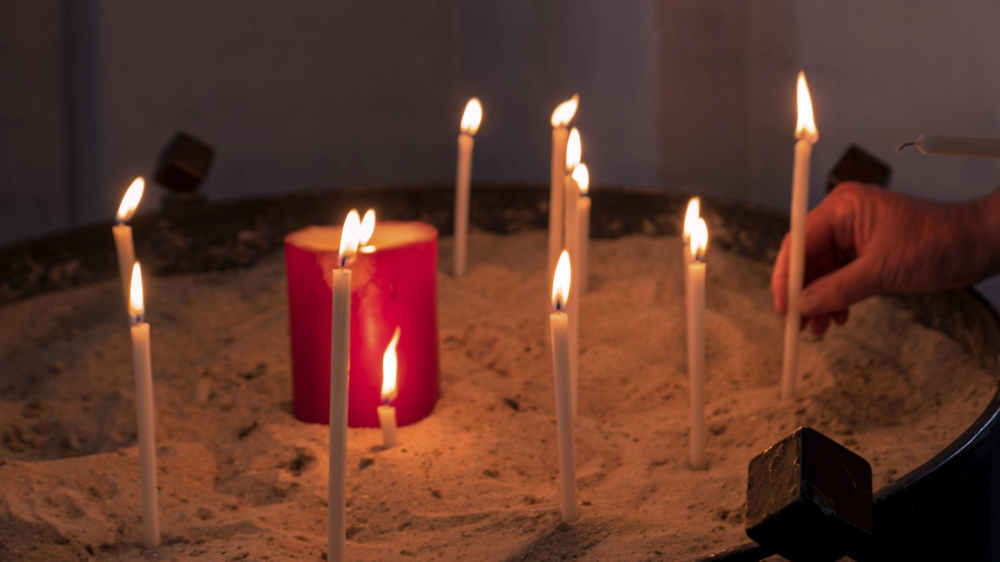 Opferkerzen in einer Kirche