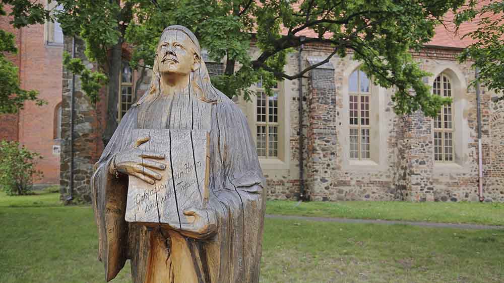 Statue von Paul Gerhardt: Die Evangelische Kirche Berlin-Brandenburg-schlesische Oberlausitz ehrt Initiativen, die sich für Frieden und Versöhnung einsetzen, mit der nach ihm benannten Medaille